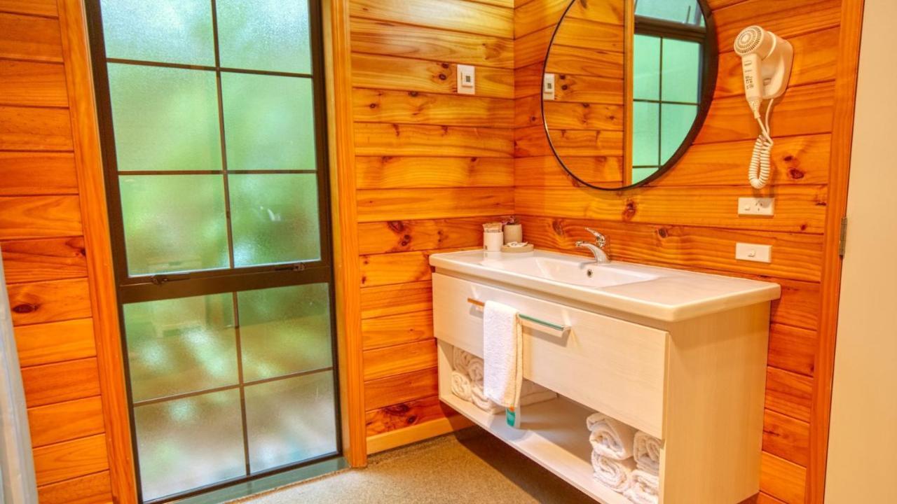 Paparoa Beach Hideaway With Hot Tub Barrytown Esterno foto