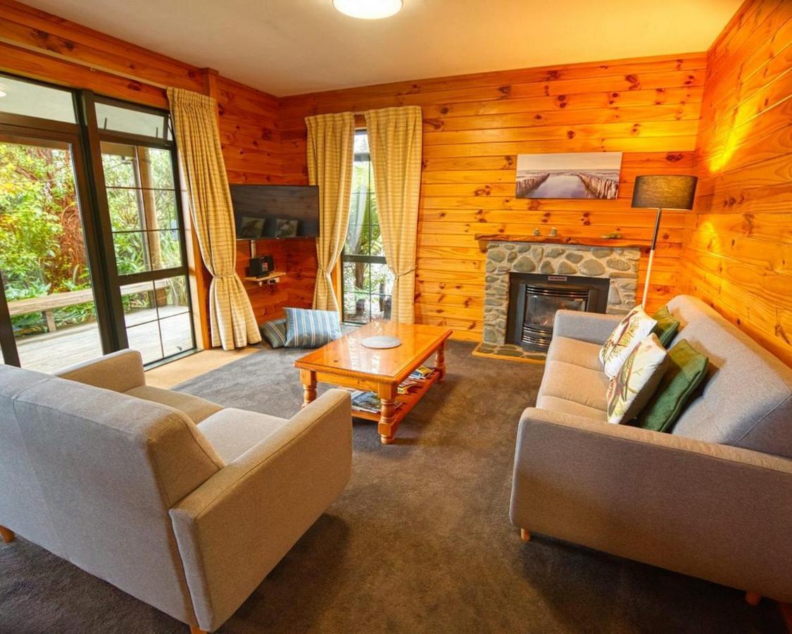 Paparoa Beach Hideaway With Hot Tub Barrytown Esterno foto