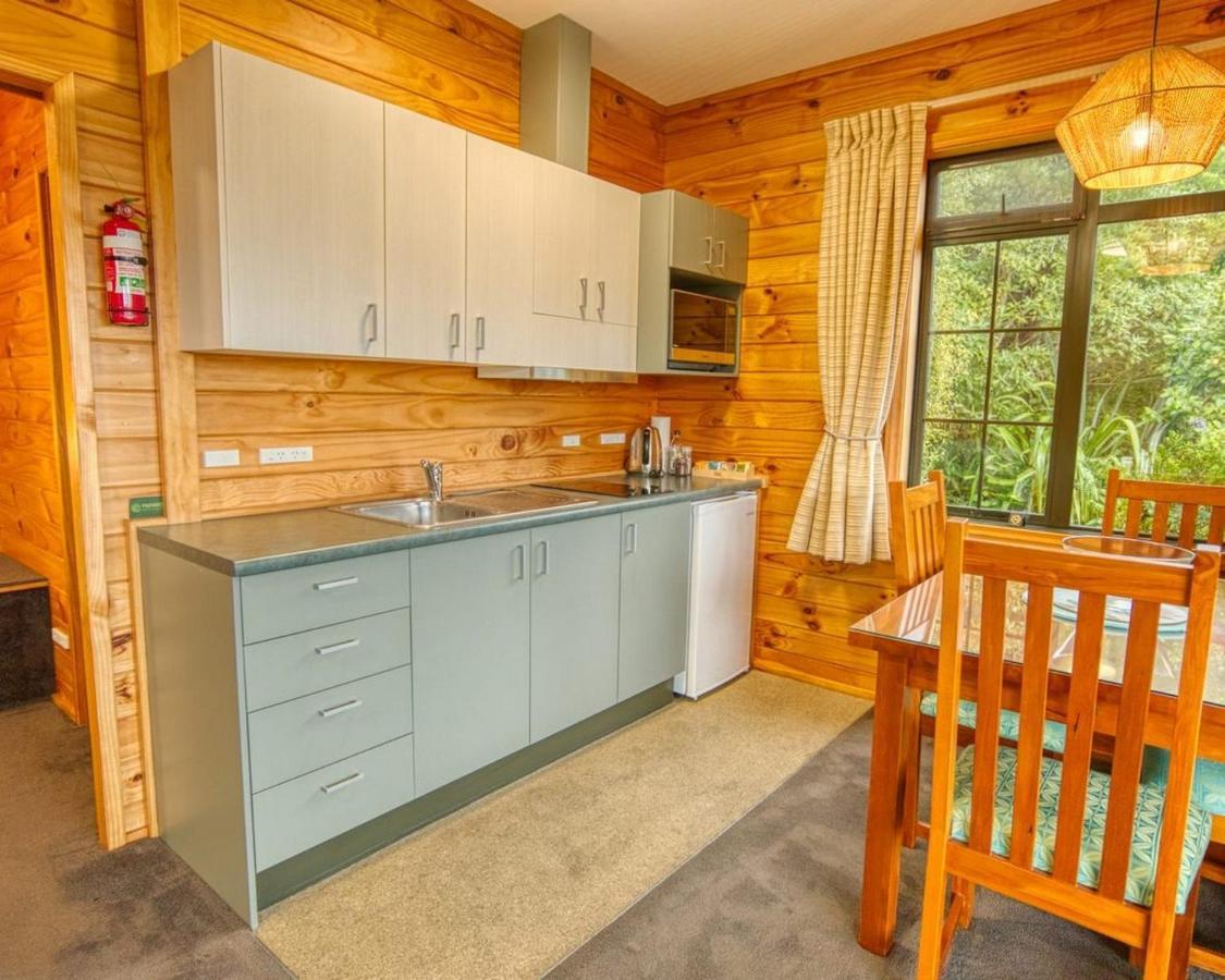 Paparoa Beach Hideaway With Hot Tub Barrytown Esterno foto