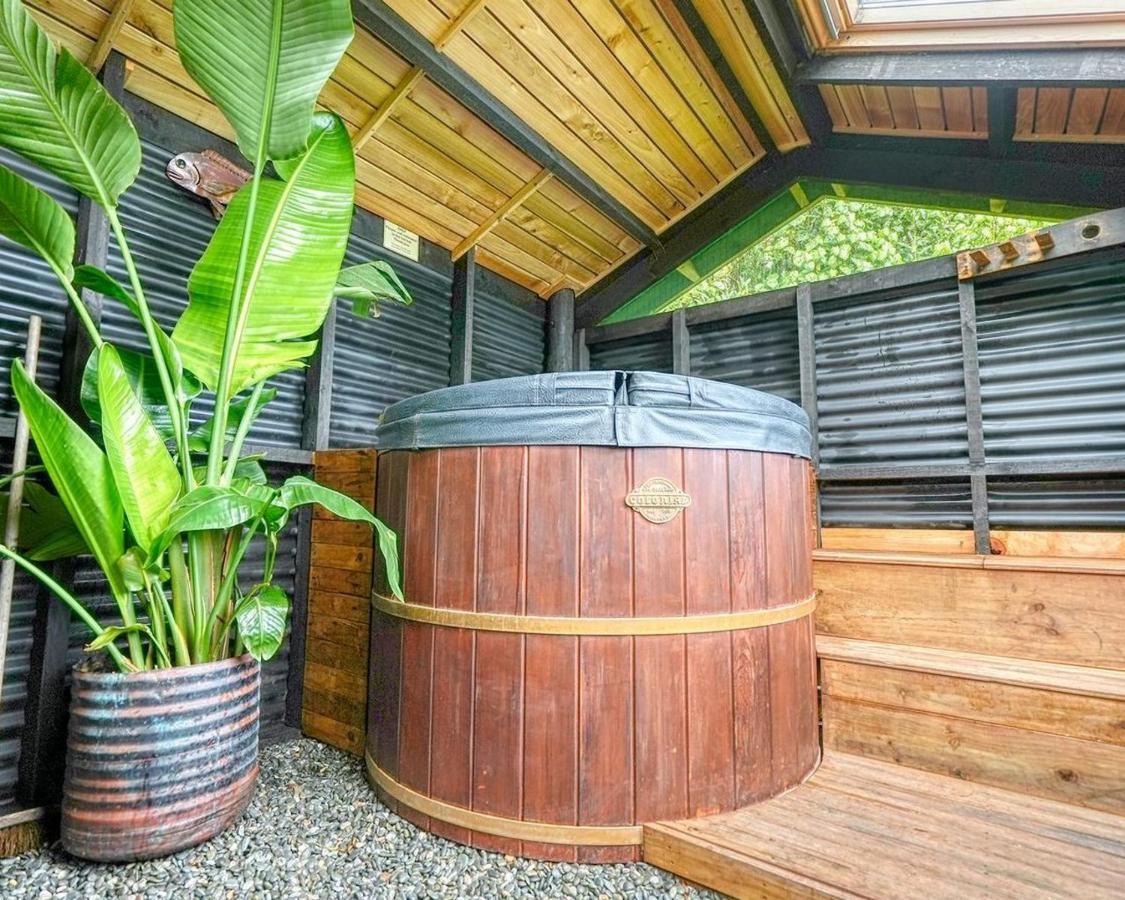 Paparoa Beach Hideaway With Hot Tub Barrytown Esterno foto